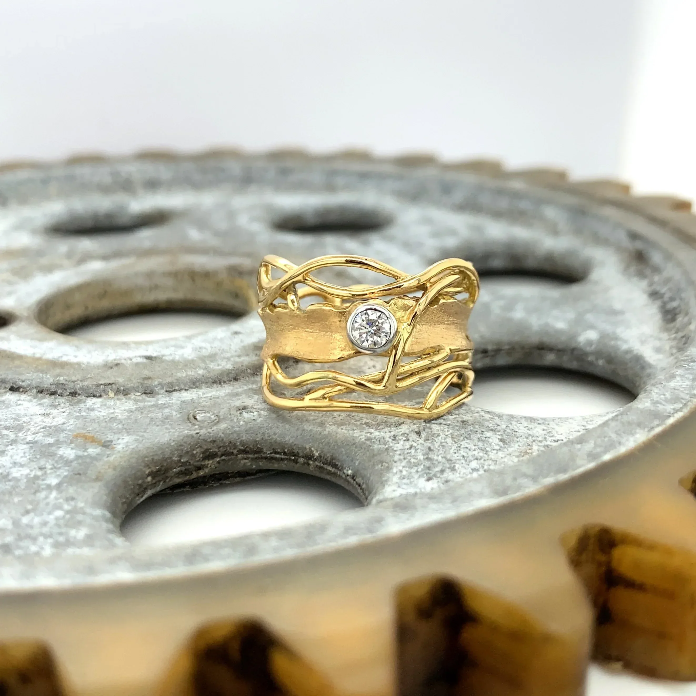 14k & White Diamond Edge Ring - Image 7