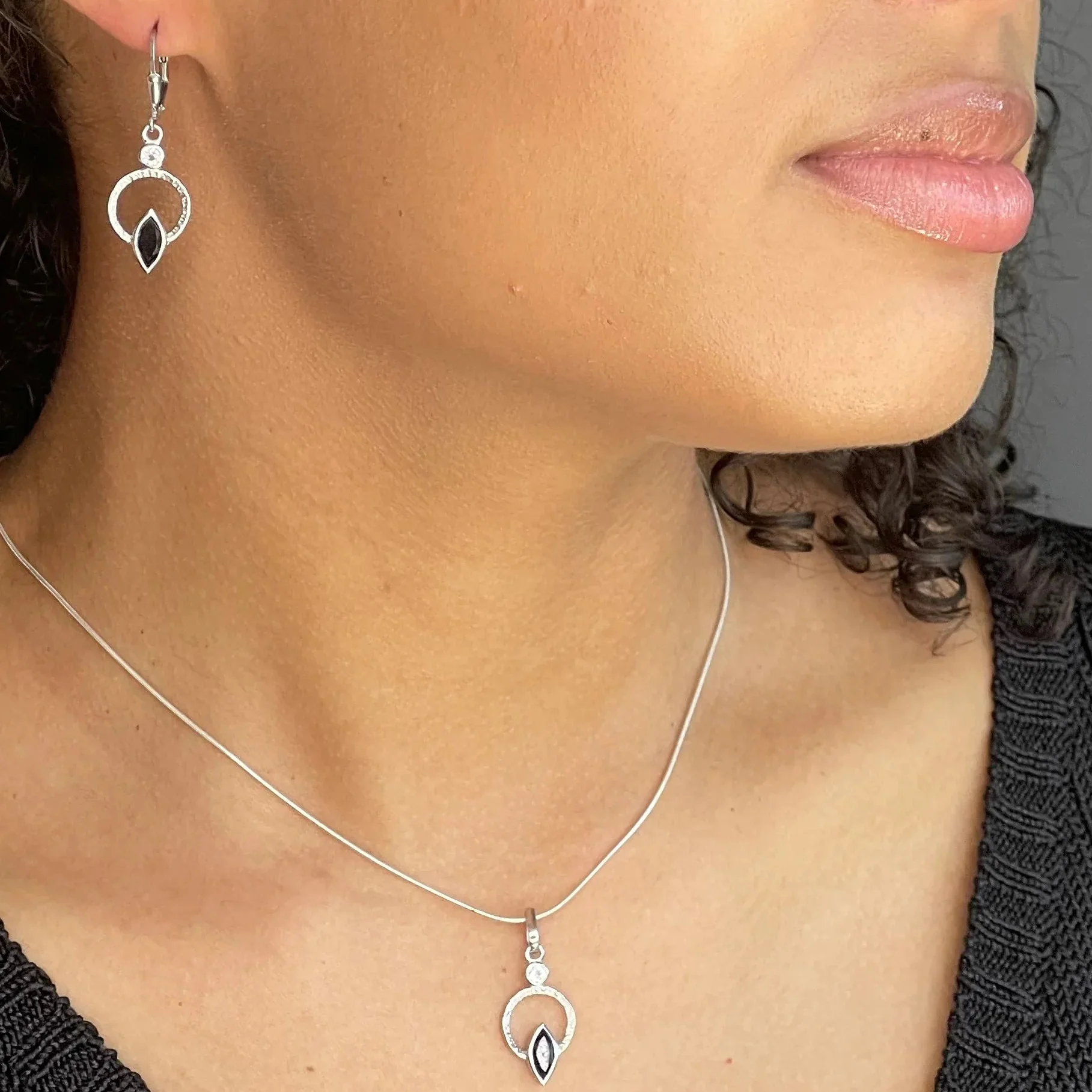 Q Earrings Silver, White Rhodium - Image 3