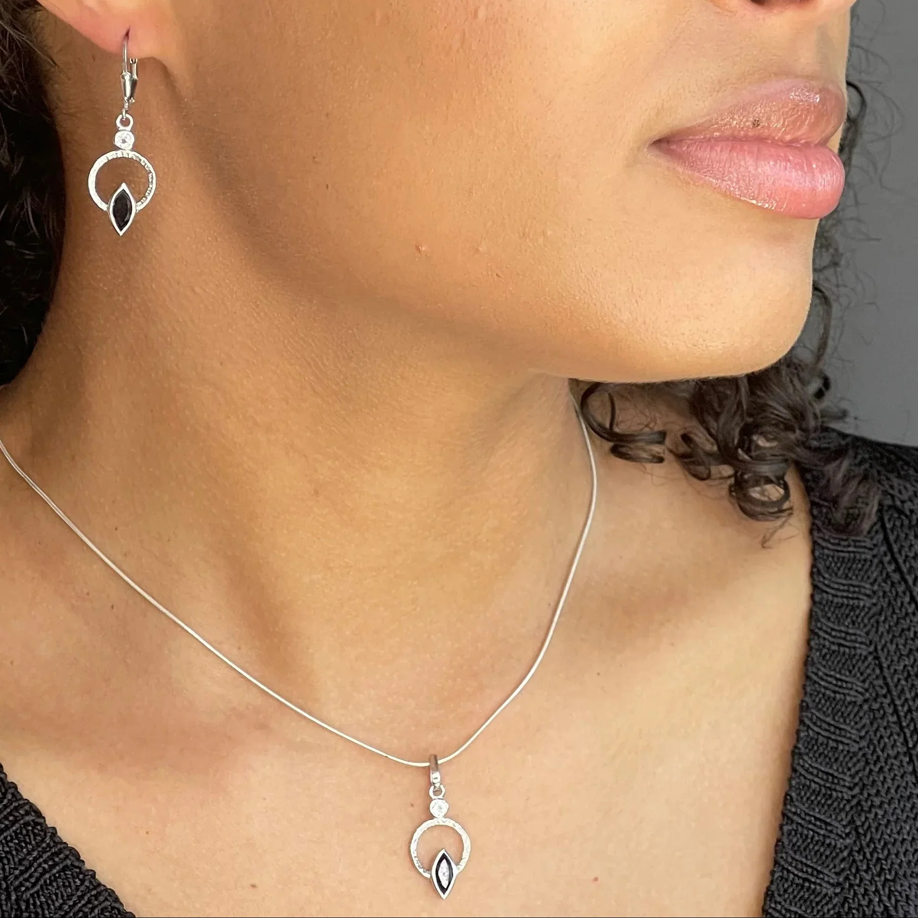 Q Necklace Silver, White Rhodium - Image 4